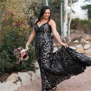 Stunning black wedding dress! See details for sizing!!